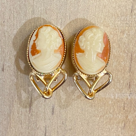 Vintage Baroque cameo Victorian Style Gold Tone Earrings - Picture 10 of 14